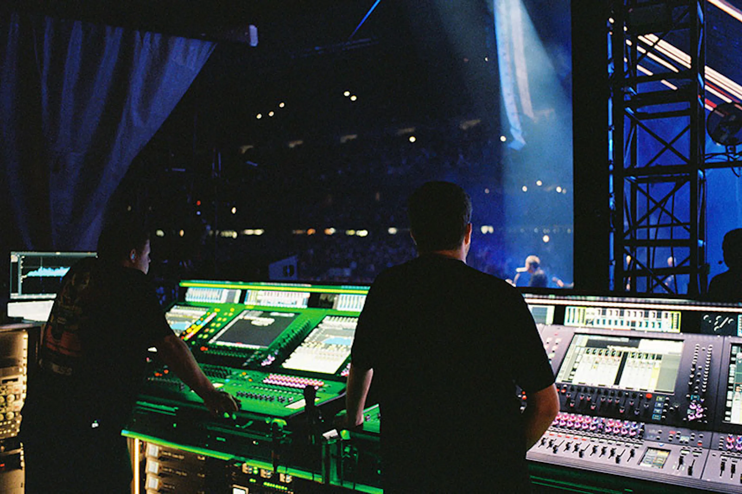 Van Damme keeps the Oasis Live 25 fibre network running smoothly